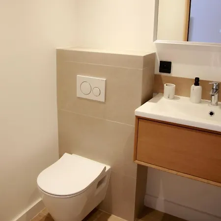 3p Avec Terrasse Dans La Vieille Апартаменты Антиб